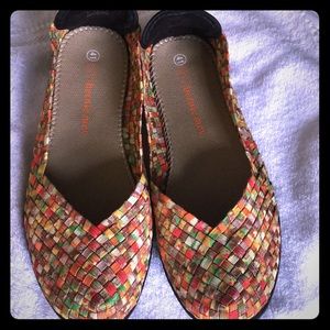 Bernie Mev size 10 fall color flats